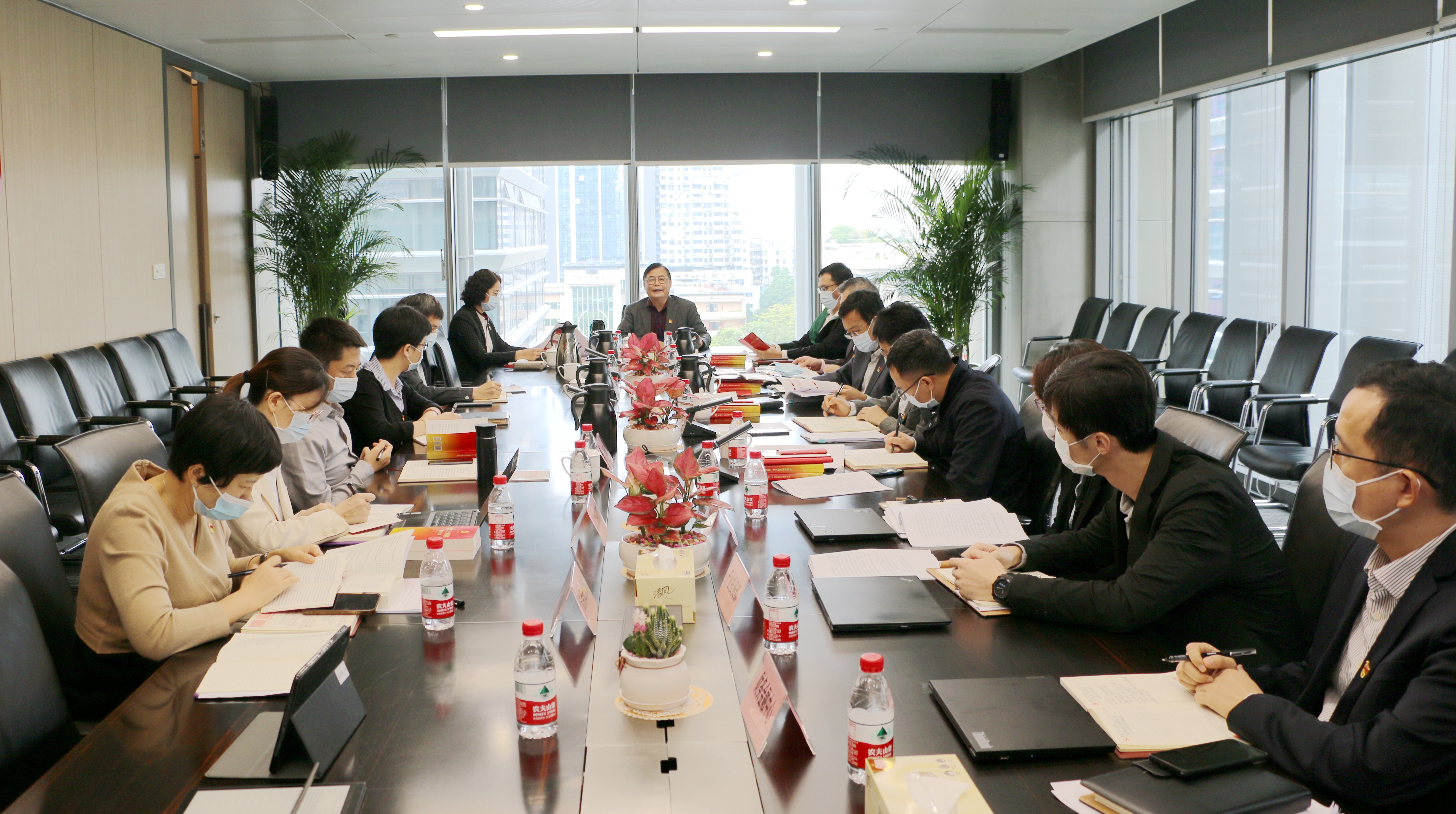 强化党章意识 深化党章学习 践行党章要求——户外露出
党委理论学习中心组专题学习《中国共产党章程（修正案）》